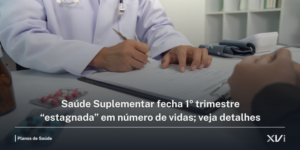 Imagem de um profissional de saúde anotando informações em um prontuário, com foco na importância do suplemento de saúde no primeiro trimestre.